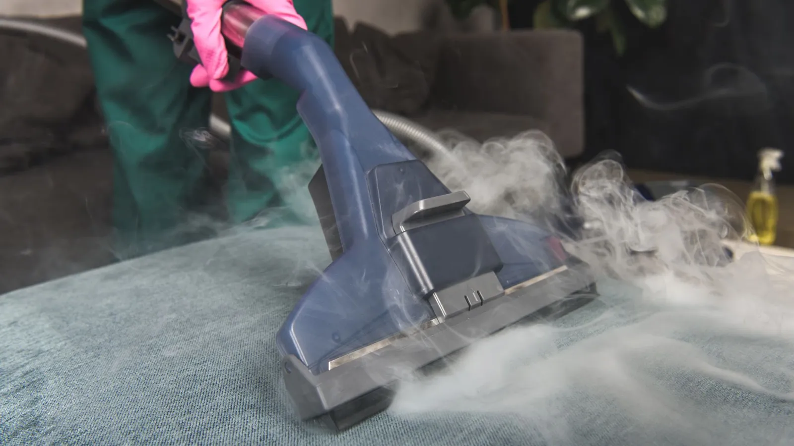 Stoombehandeling van een matrasnaad tegen bedwantsen